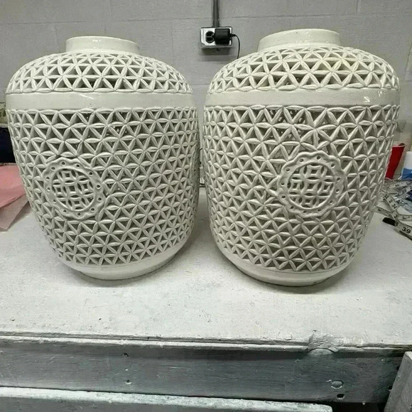 Pair of white majolica perforated Chinese Reticulated Porcelain Ceramic Vases - Picture 12 of 16